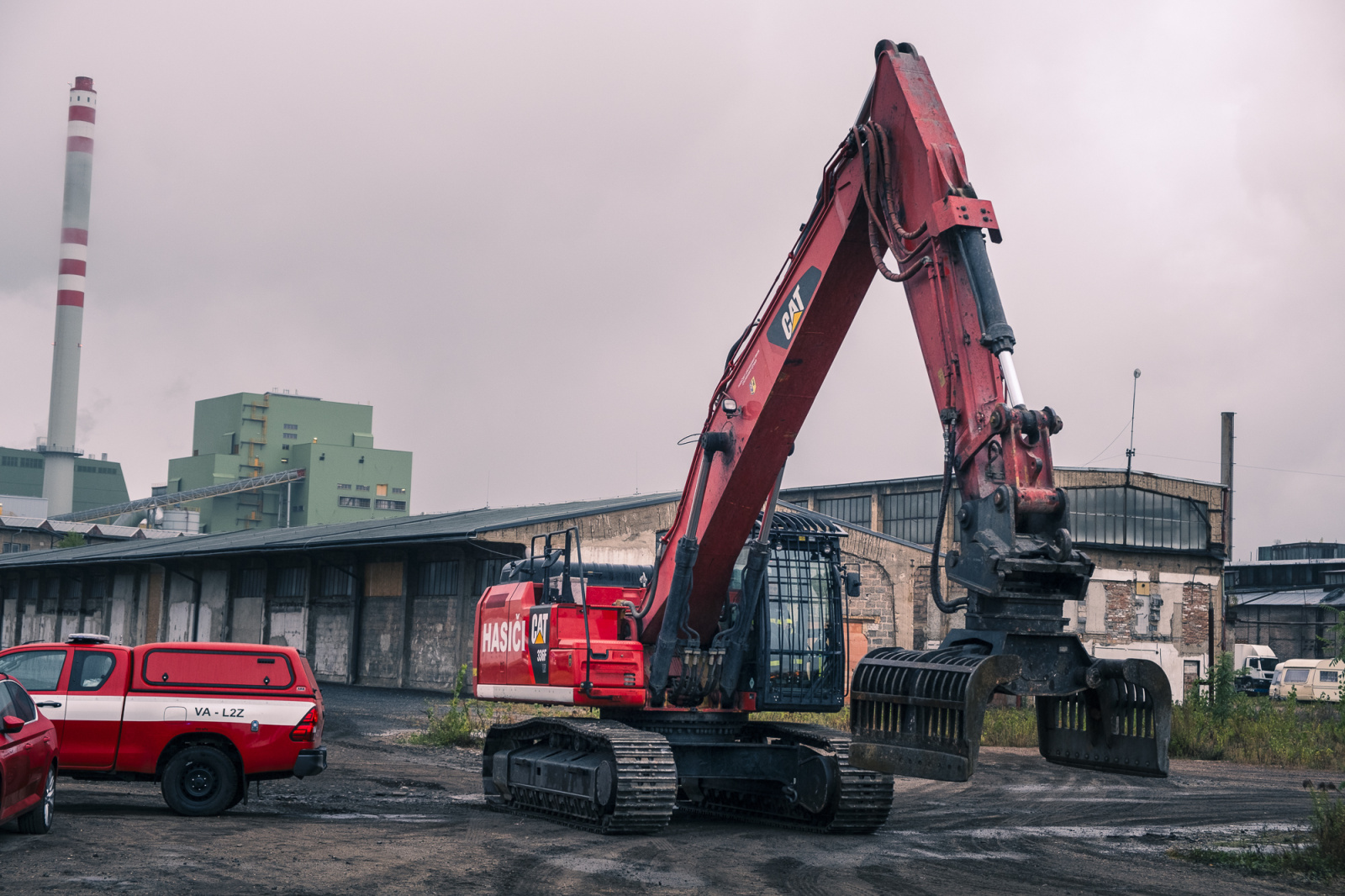 029-Požár hromady uskladněného dřeva v bývalém areálu Poldi Kladno.JPG
