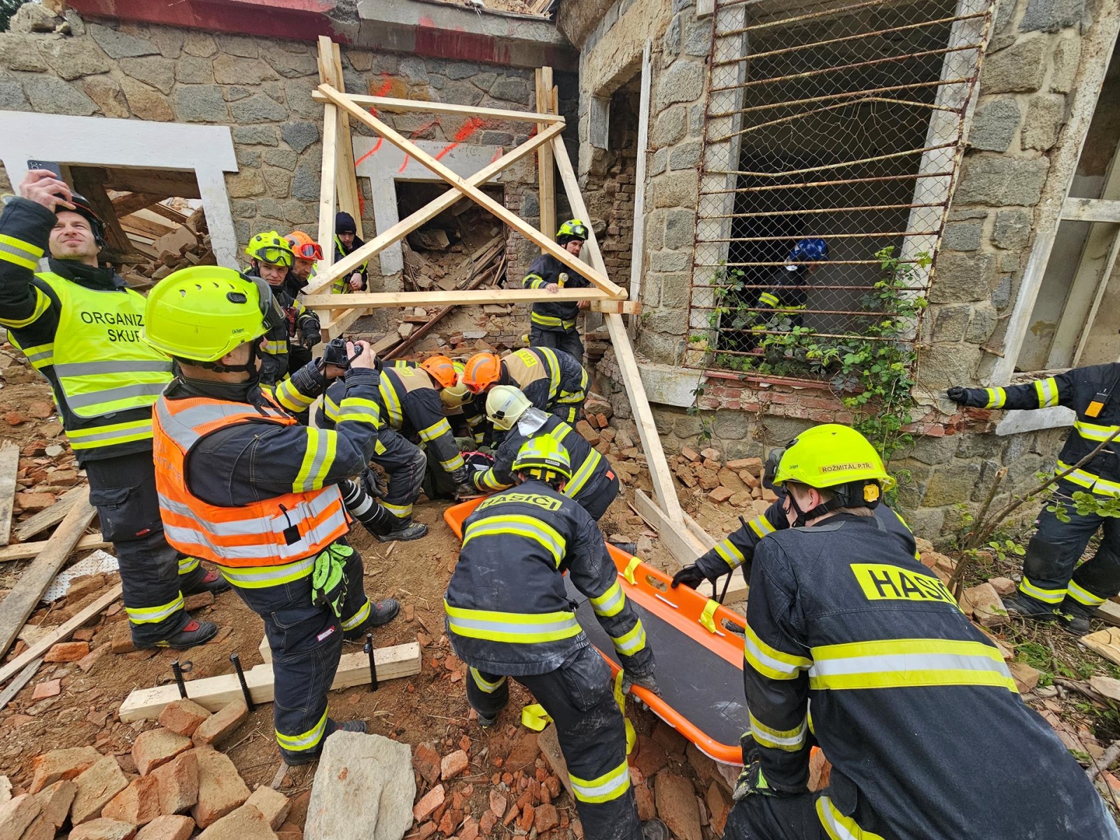 030-Cvičení složek IZS zaměřené na záchranu osob po destrukci objektu.jpg