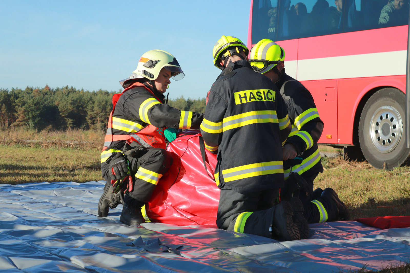 030-Prověřovací cvičení zaměřené na pád letadla na rakovnickém letišti.jpg