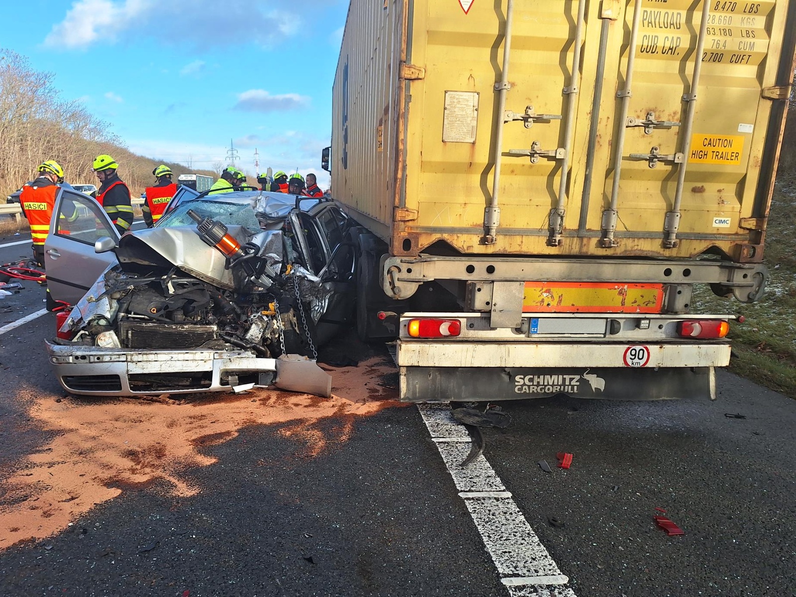 030125-Dopravní nehoda kamionu a osobního vozidla na plzeňské dálnici D5 před Prahou u Rudné.jpg