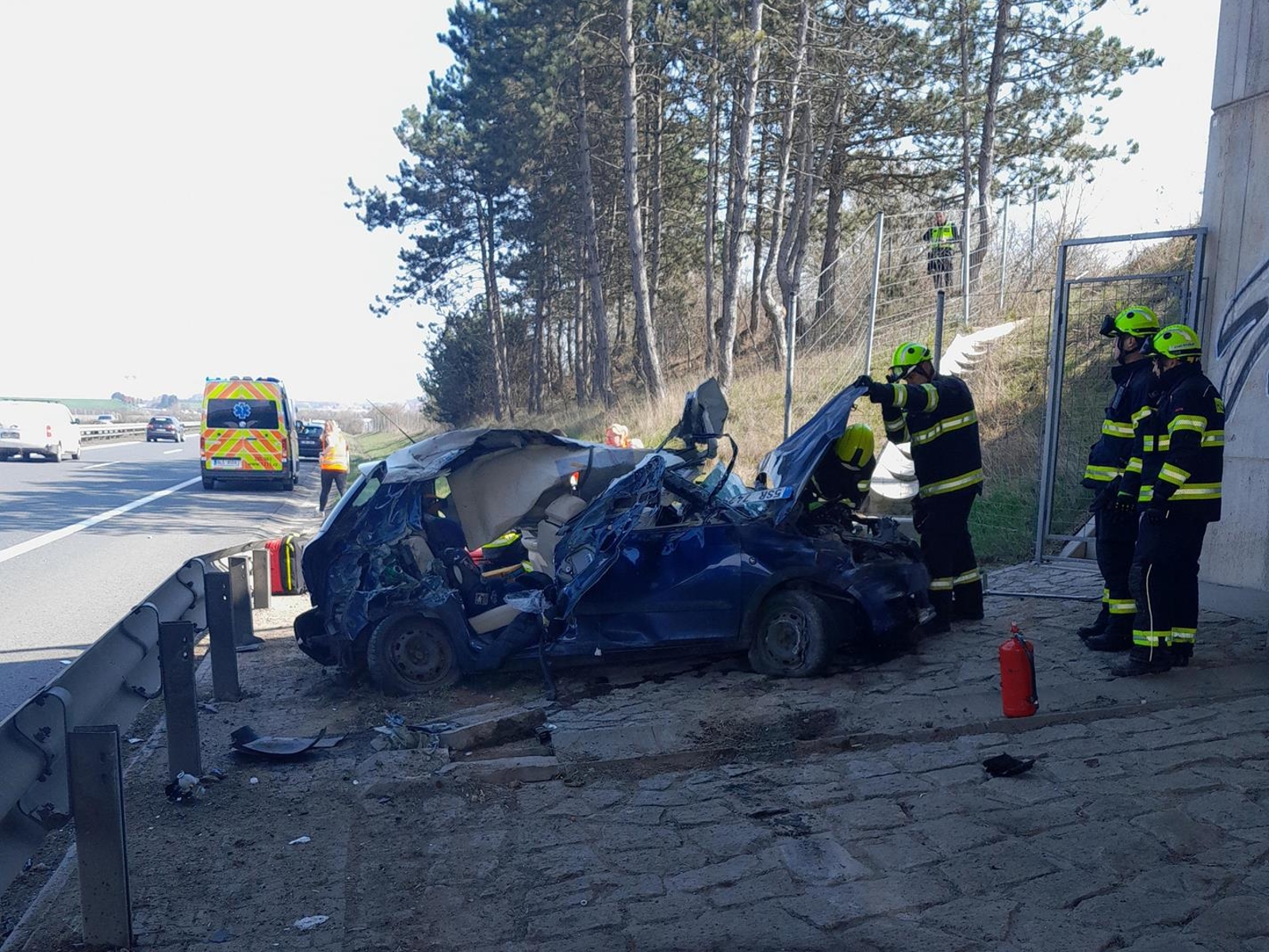 030426-Havárie osobního automobilu na 15. kilometru dálnice D11 ve směru do Hradce Králové.jpg