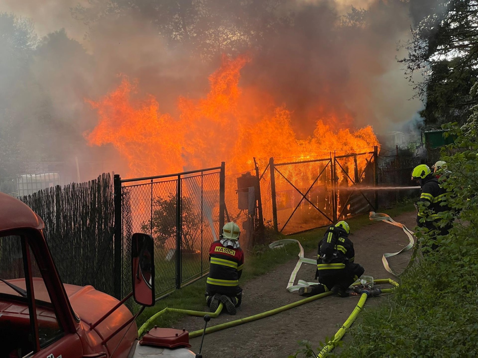 030525-Požár dvou chat v blízkosti fotbalového hřiště v Mníšku pod Brdy v okrese Praha-západ.jpg