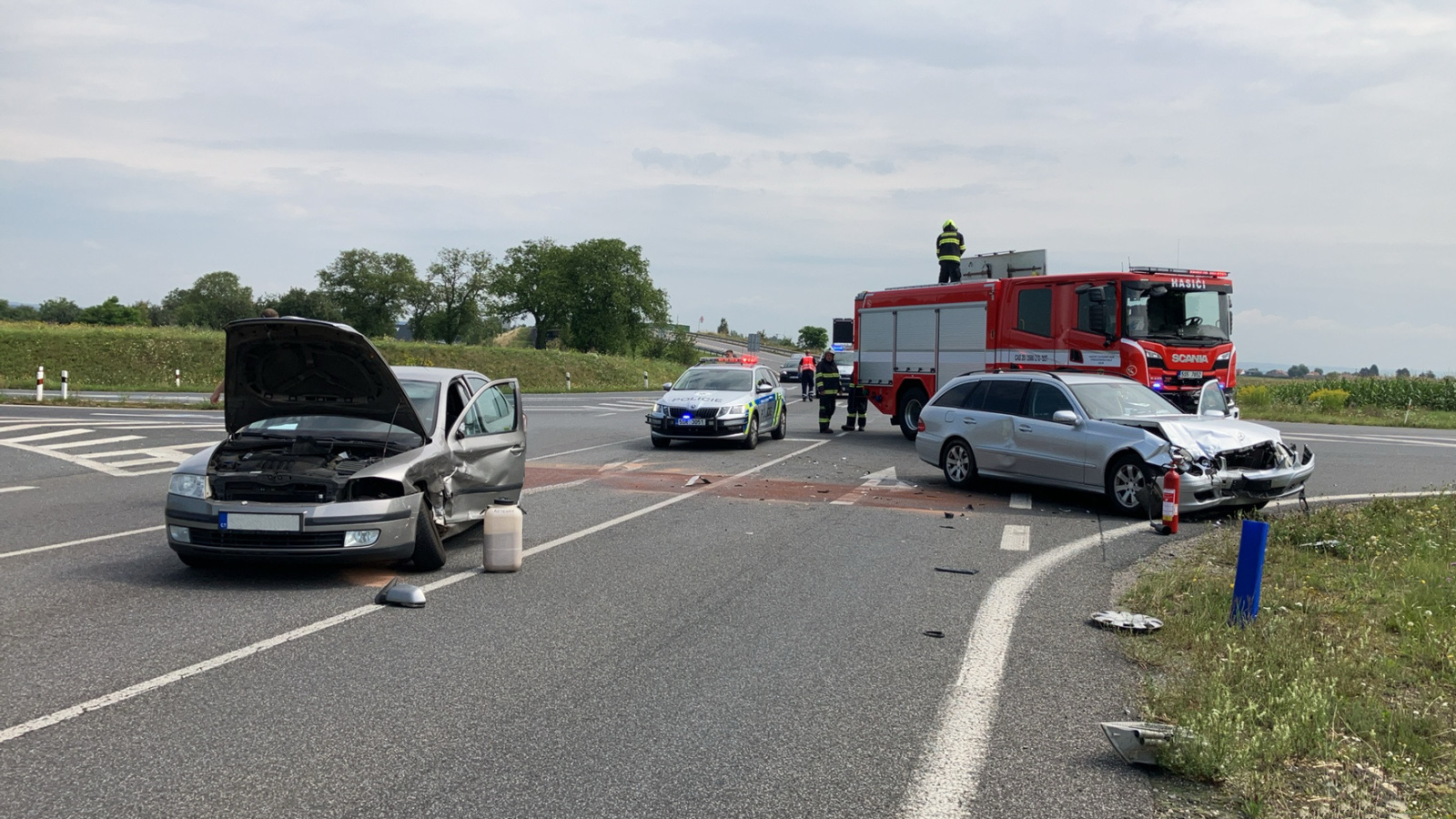 030824-Dopravní nehoda dvou osobních aut v křižovatce mezi Kolínem a kolínským letištěm.jpg
