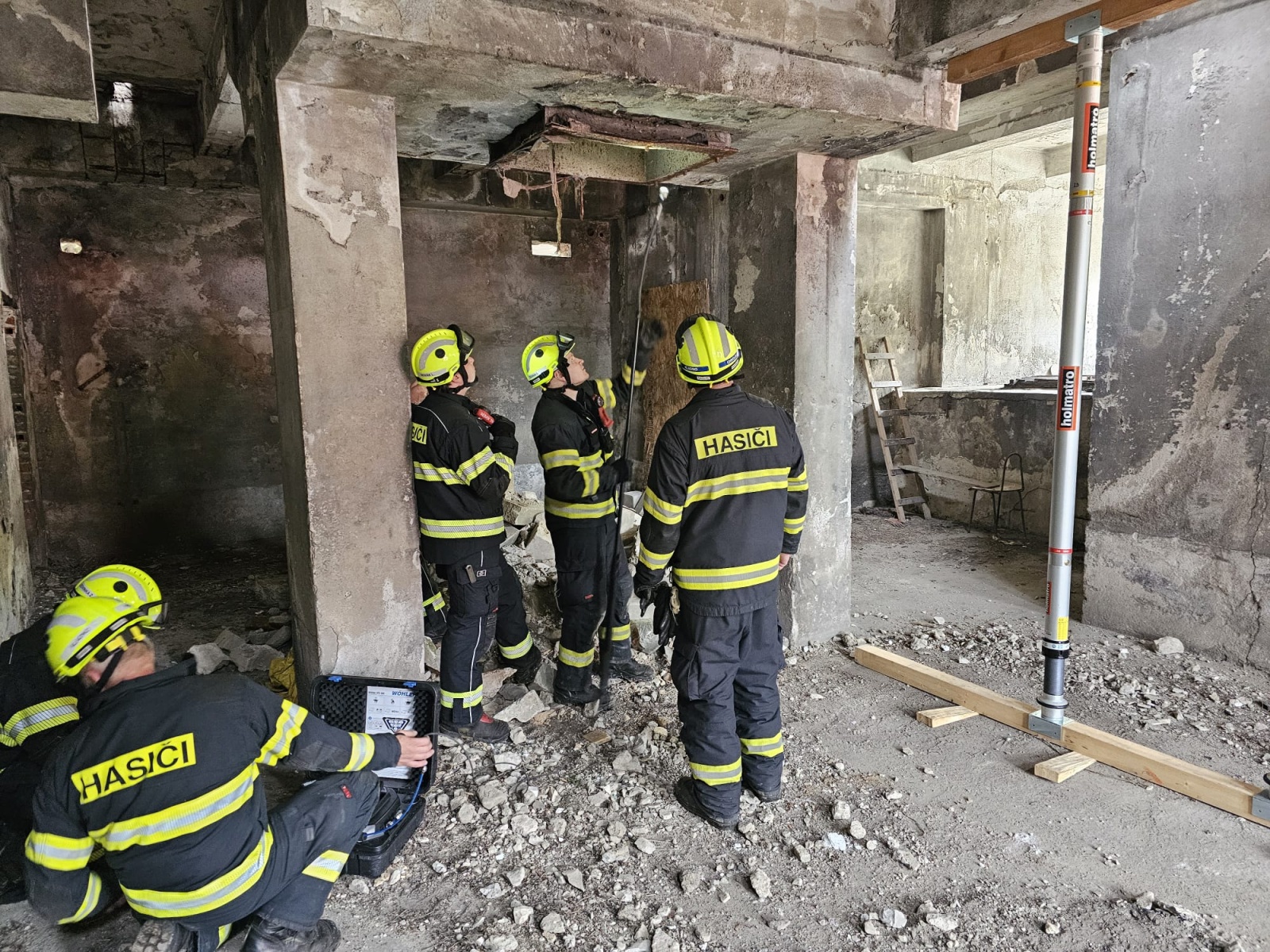 031-Taktické cvičení složek IZS na Berounsku zaměřené na záchranu osob po destrukci objektu.jpg