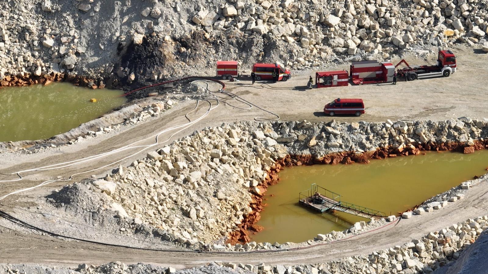 031-požár skládky Rynholec.jpg