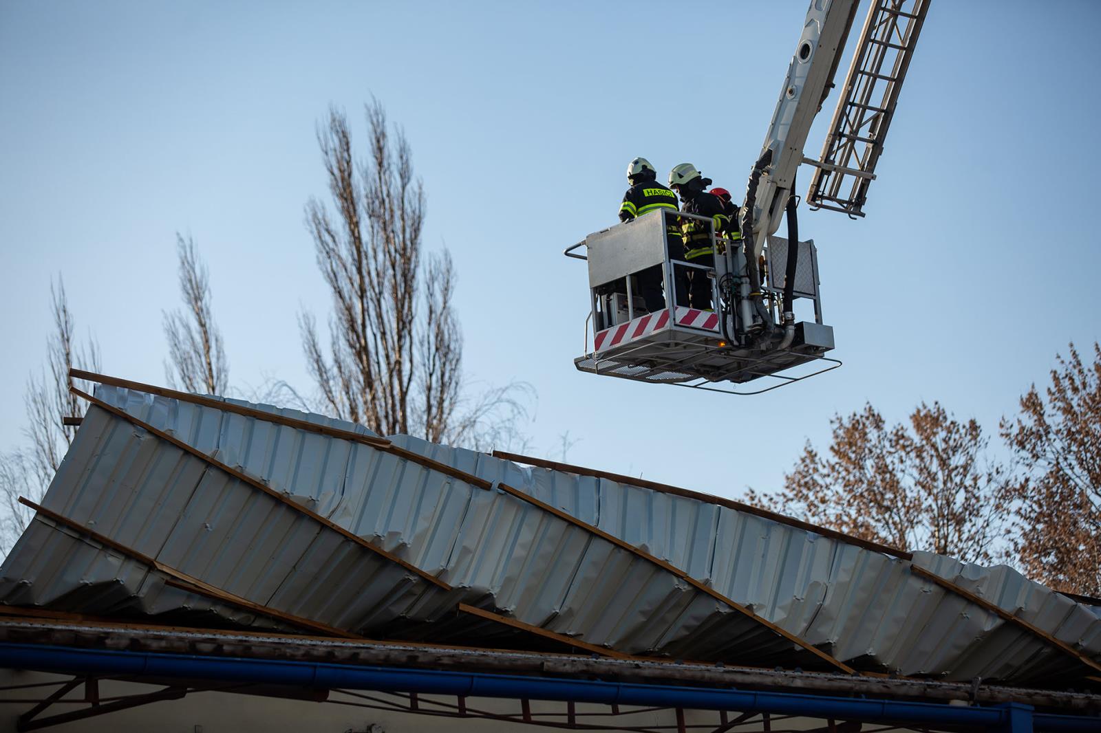 03112019 TP střecha po větru, Hradec Králové.jpg