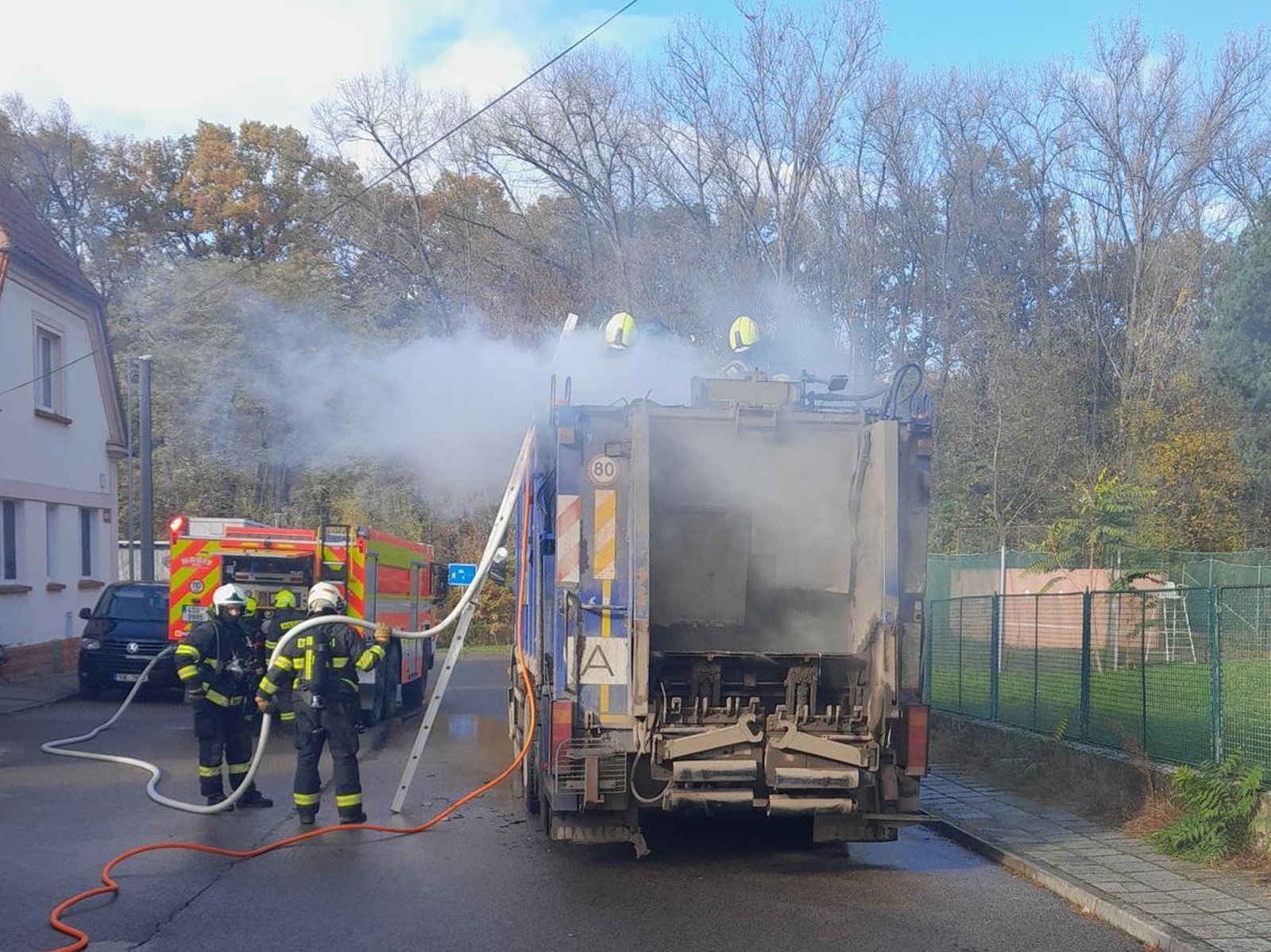 031125-Požár popelářského vozu u tenisu v Kuzmínově ulici v Kralupech nad Vltavou .jpg
