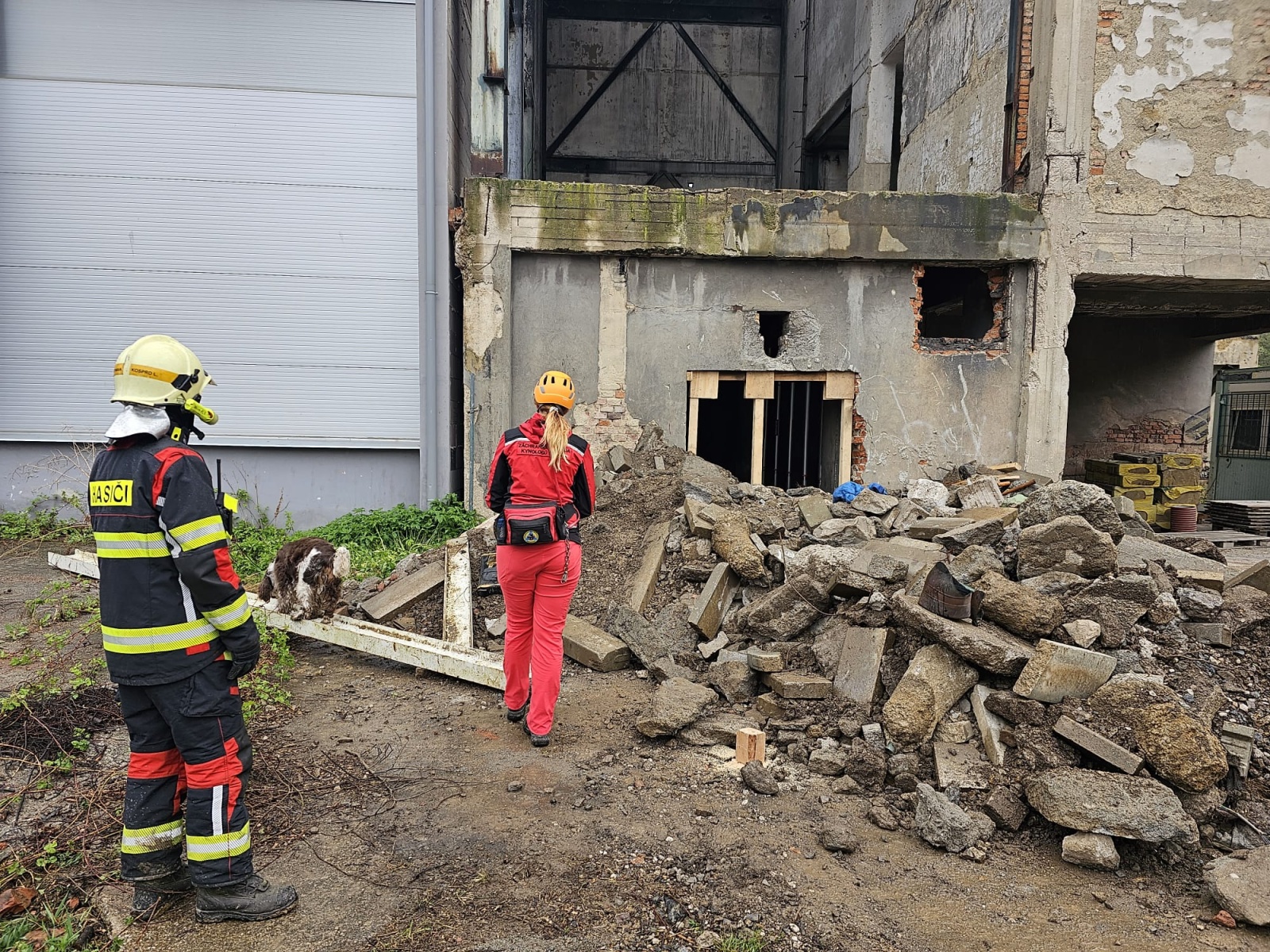 033-Taktické cvičení složek IZS na Berounsku zaměřené na záchranu osob po destrukci objektu.jpg