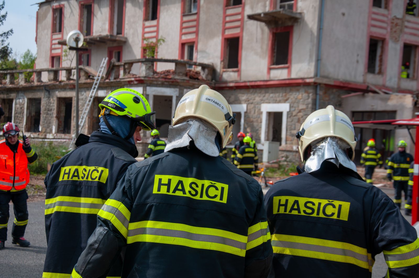 034-Cvičení složek IZS zaměřené na záchranu osob po destrukci objektu.jpg