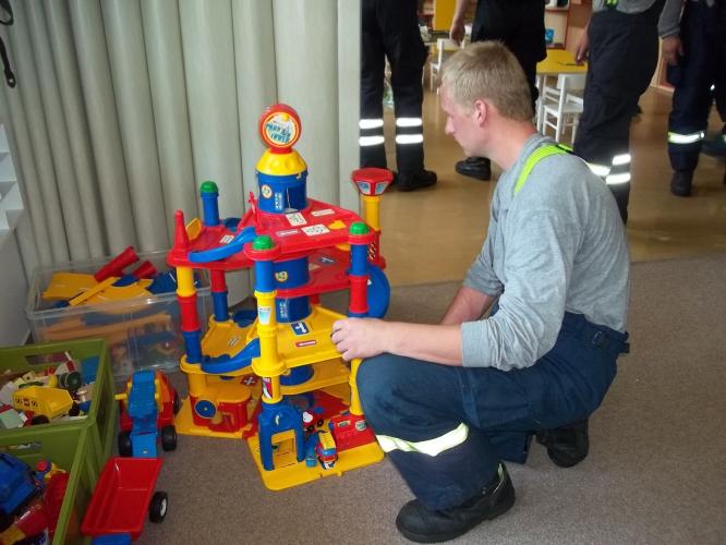 Některým hasičům se ve školce velmi líbilo...