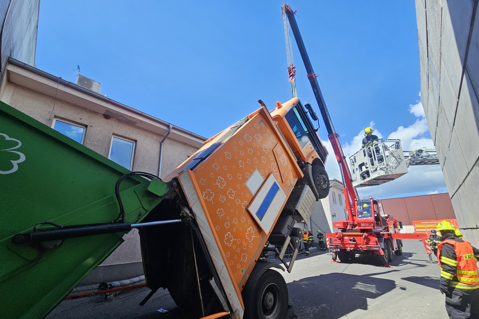 036-Záchrana řidiče sběrného vozu.jpeg