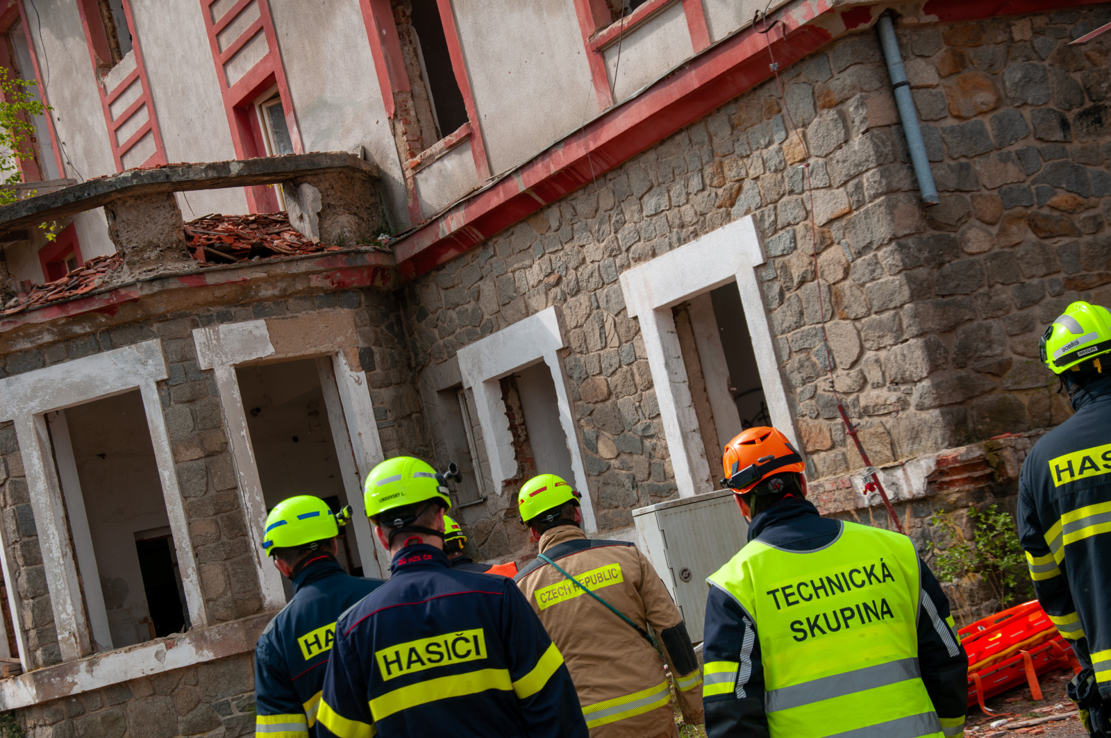 037-Cvičení složek IZS zaměřené na záchranu osob po destrukci objektu.jpg