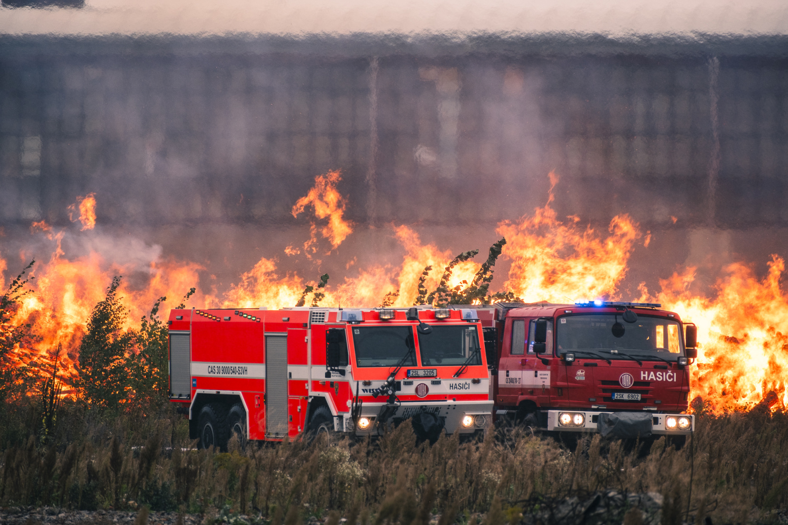037-Požár hromady uskladněného dřeva v bývalém areálu Poldi Kladno.JPG