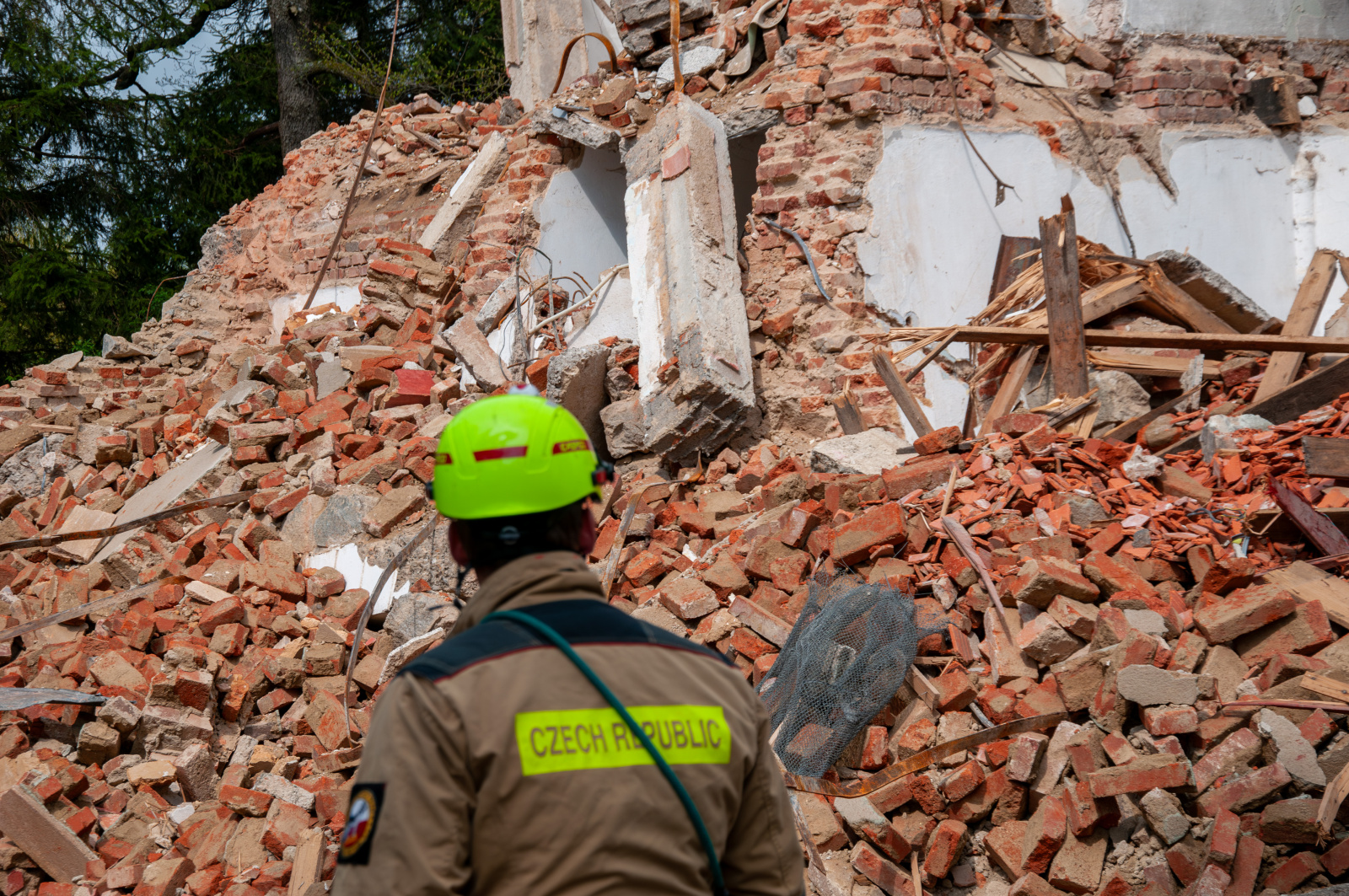 038-Cvičení složek IZS zaměřené na záchranu osob po destrukci objektu.jpg