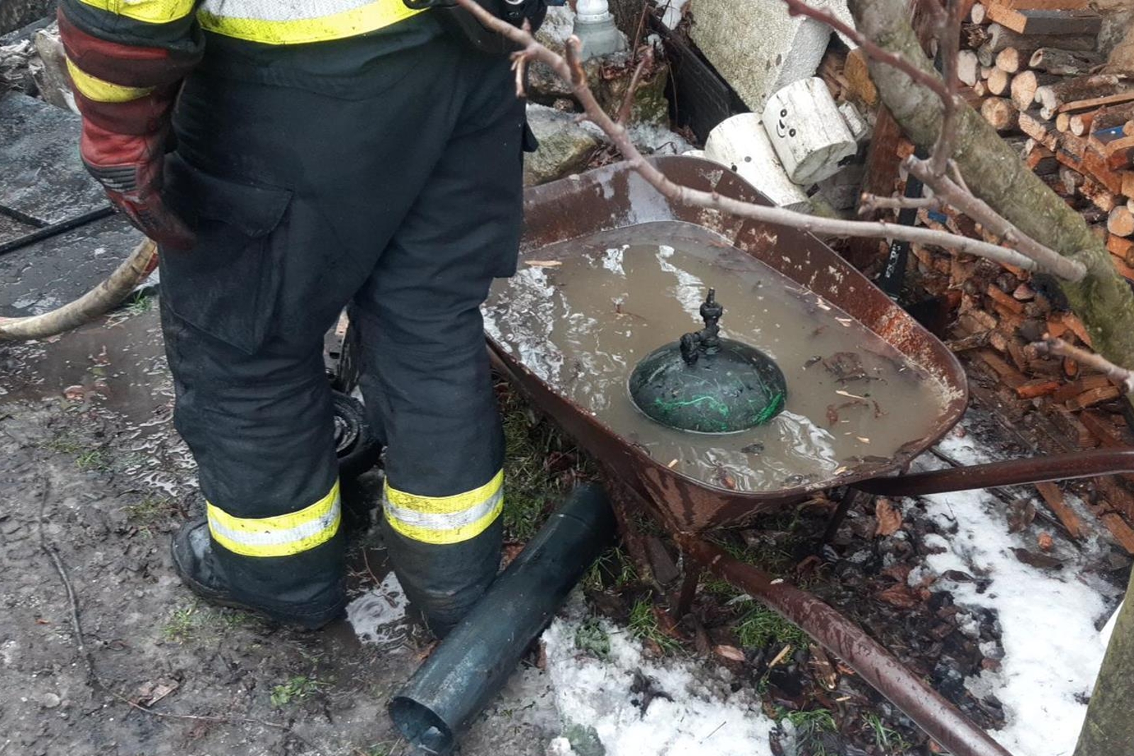 040126-Ochlazování tlakové lahve při požáru plechové boudy v Krnsku na Mladoboleslavsku.jpg