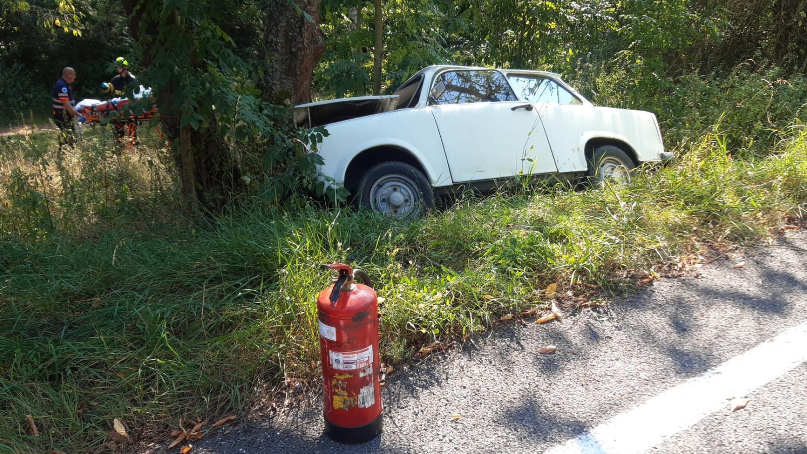 040924-Náraz osobního vozidla do stromu za vjezdem do Kamýku nad Vltavou ve směru od Příbrami.jpg