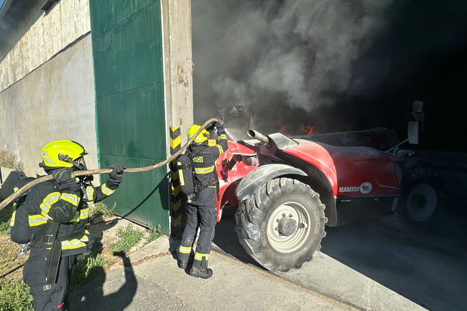 040925-Požár manipulátoru ve skladovací hale na obilí v obci Herink v okrese Praha-západ.jpg