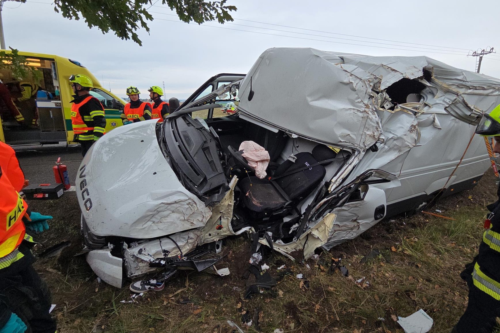 041025-Havárie dodávky na silnici č. 19 za obcí Počaply na Příbramsku směrem do Mirovic.jpg