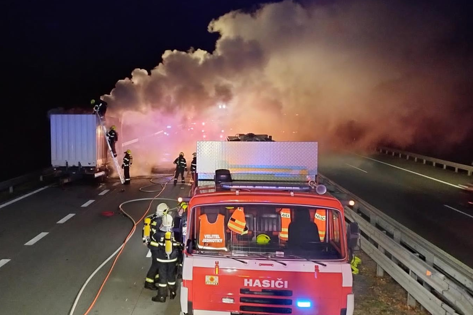 041125-Požár kamionu na 33. kilometru dálnice D1 ve směru z Prahy do Brna.jpg