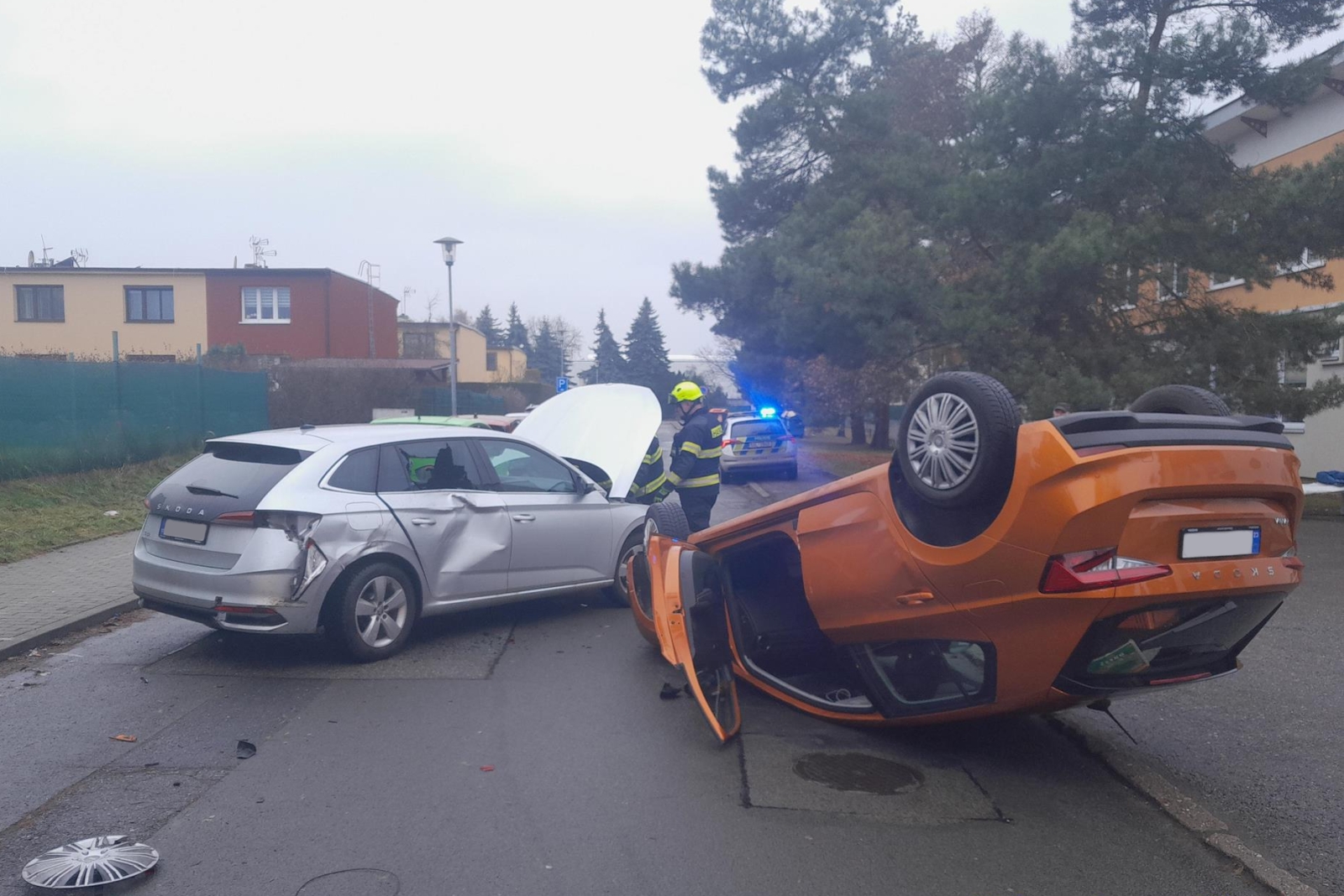 041225-Osobní auto po nárazu do zaparkovaného vozu před základní školou v Bělé pod Bezdězem.jpg