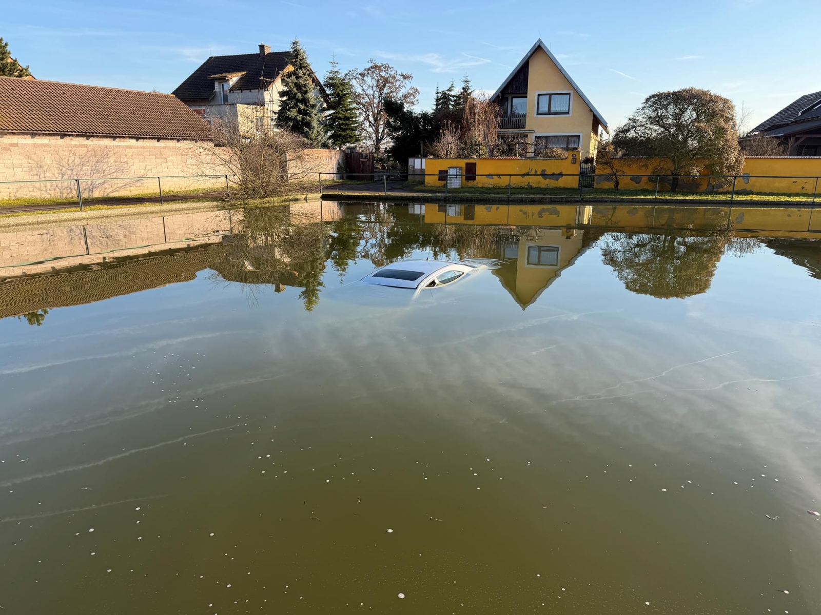 045-Auto v požární nádrži-1.jpg