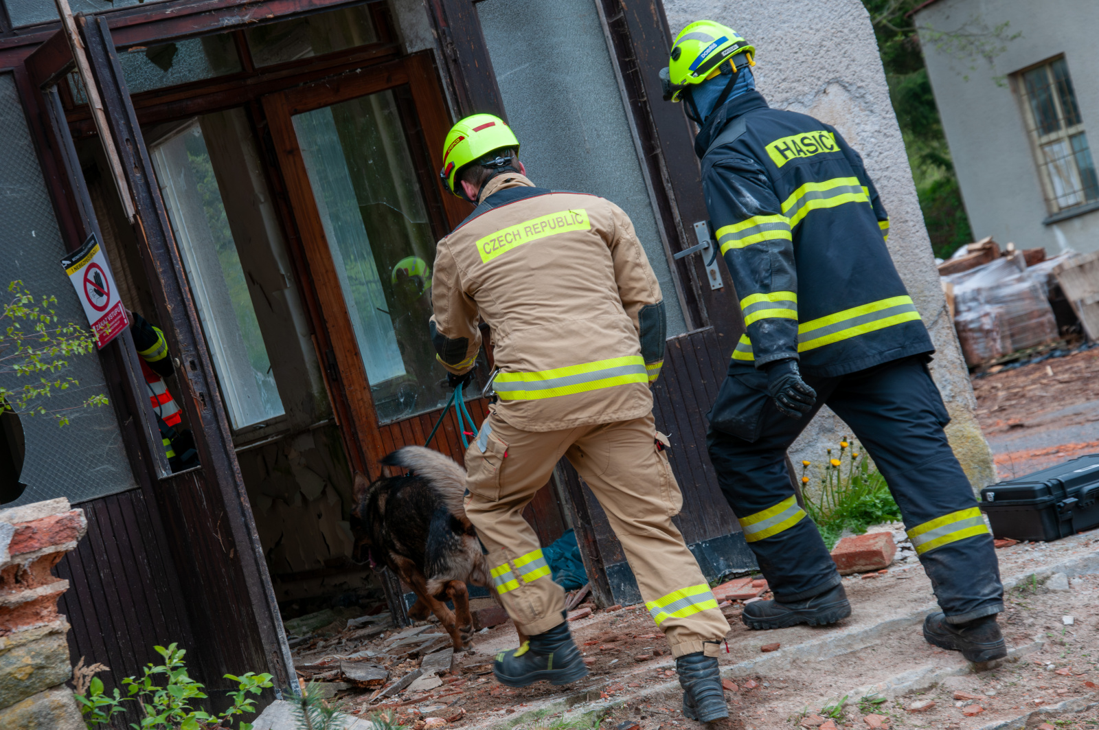 045-Cvičení složek IZS zaměřené na záchranu osob po destrukci objektu.jpg