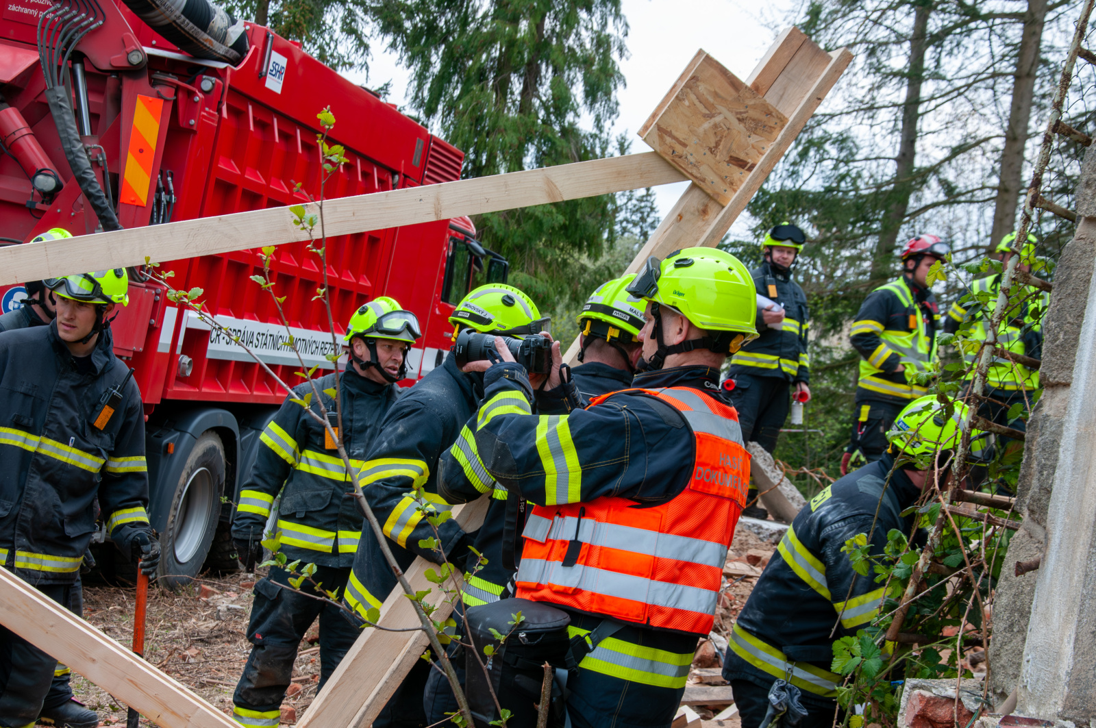047-Cvičení složek IZS zaměřené na záchranu osob po destrukci objektu.jpg