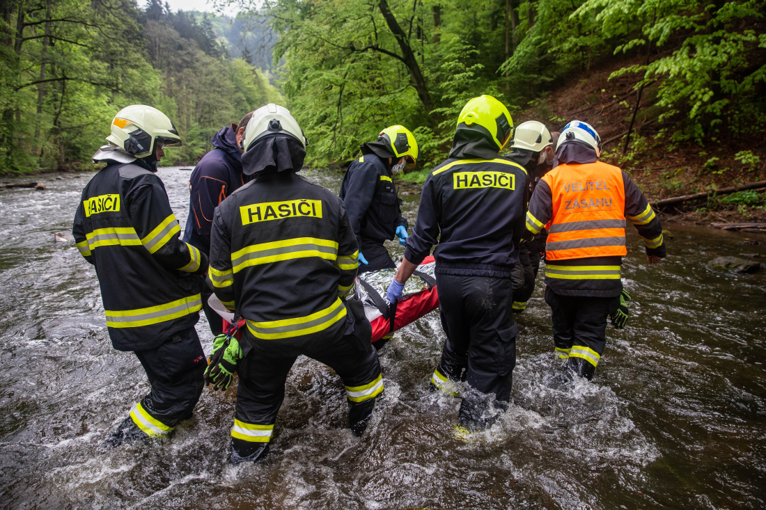 Někdy nás práce zavede do různých terénů – do lesa, na hory nebo do vody. Když je potřeba, transportujeme zraněnou osobu i vodní cestou, pokud je to pro všechny bezpečné a šetrné řešení. 