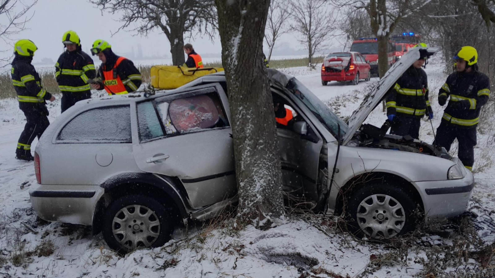 050125-Havárie osobního automobilu na silnici 3. třídy u obce Chýně v okrese Praha-západ.jpg