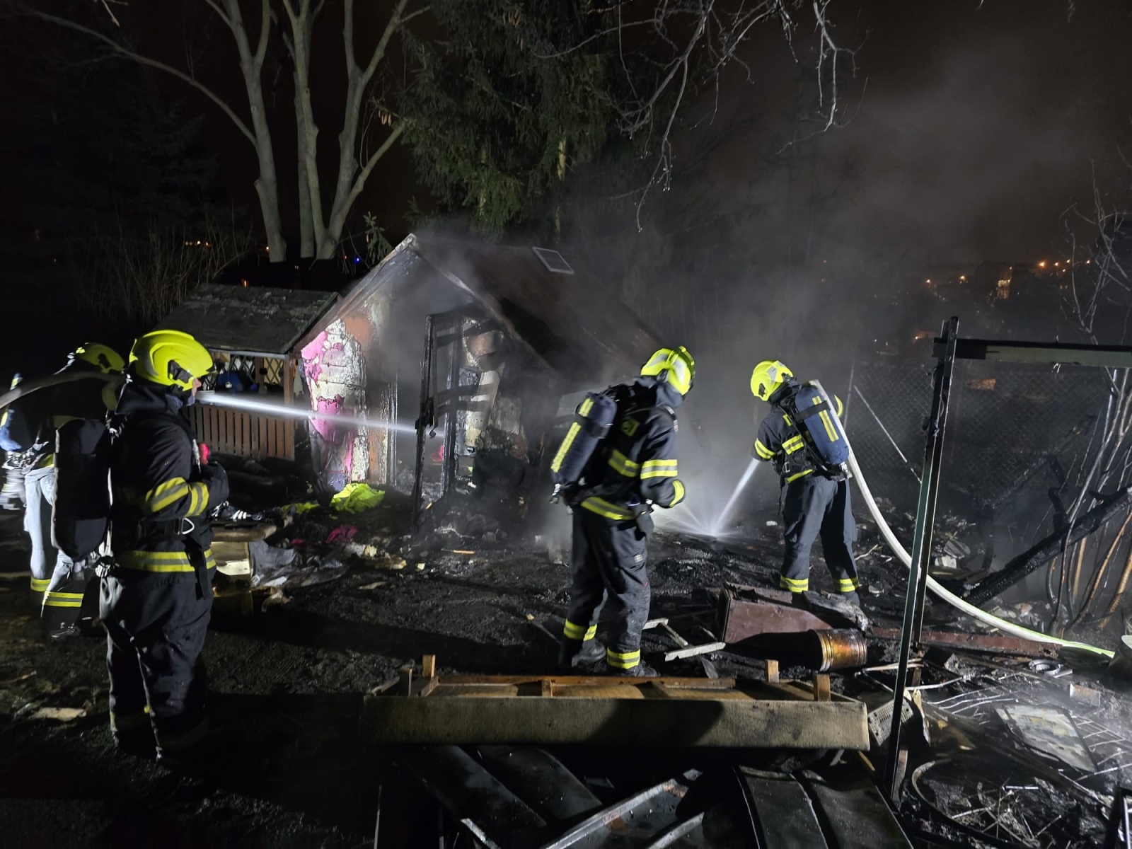 050225-Požár přístřešku bezdomovců u zahrádkářské kolonie v lokalitě Nové Kladno.jpg