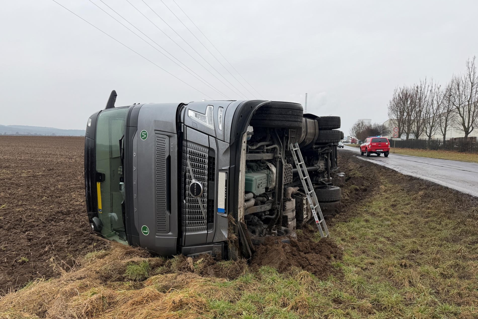 050226-Havárie kamionu mezi Dolními Beřkovicemi a mělnickou elektrárnou.jpg