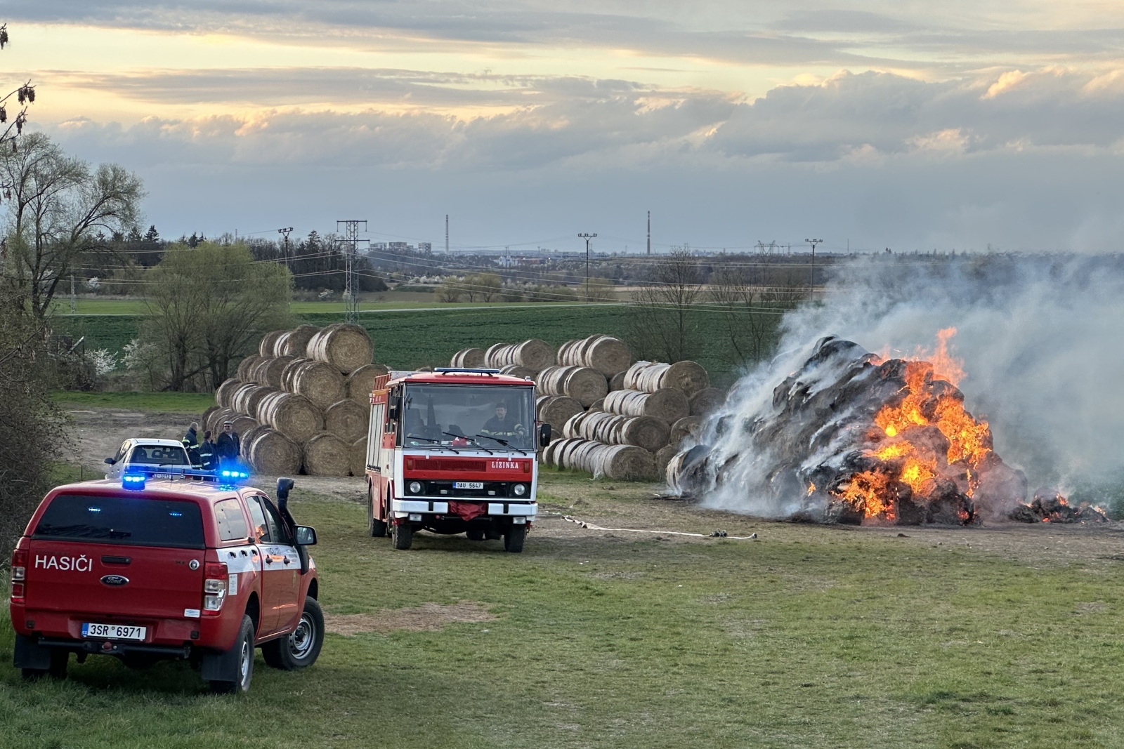 050426-Požár stohu u obce Nupaky v okrese Praha-východ.jpeg