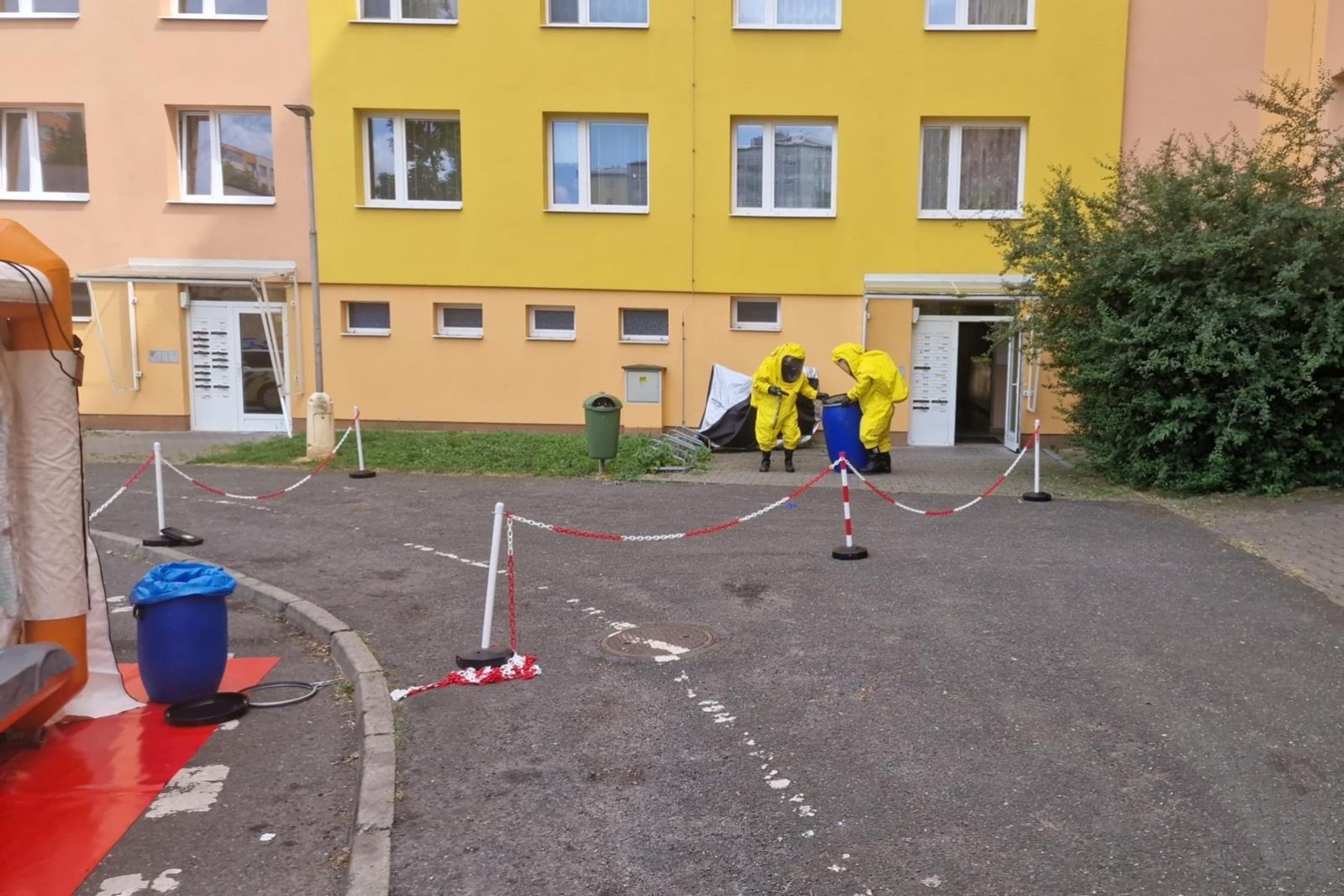 050725-Likvidace nalezených PET lahví se čpavkovou vodou ze sklepa bytového domu v Neratovicích.jpg