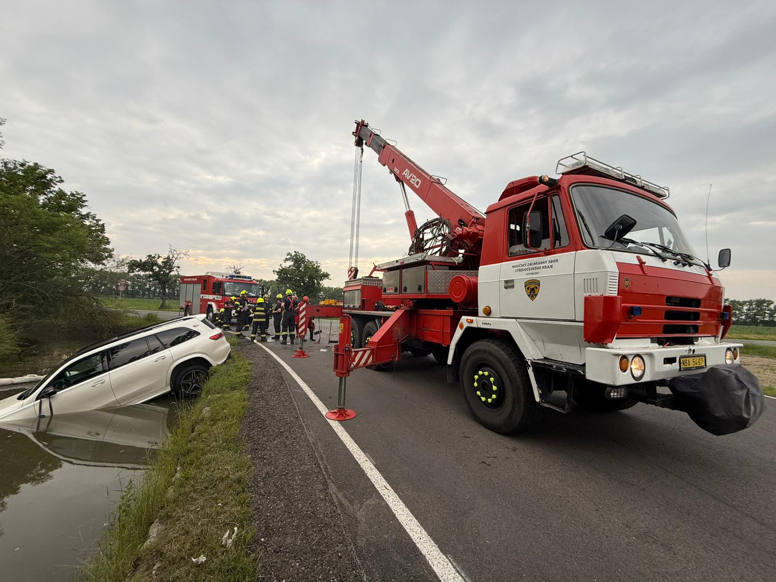 052-Auto ve Štítarském potoce-2.jpg