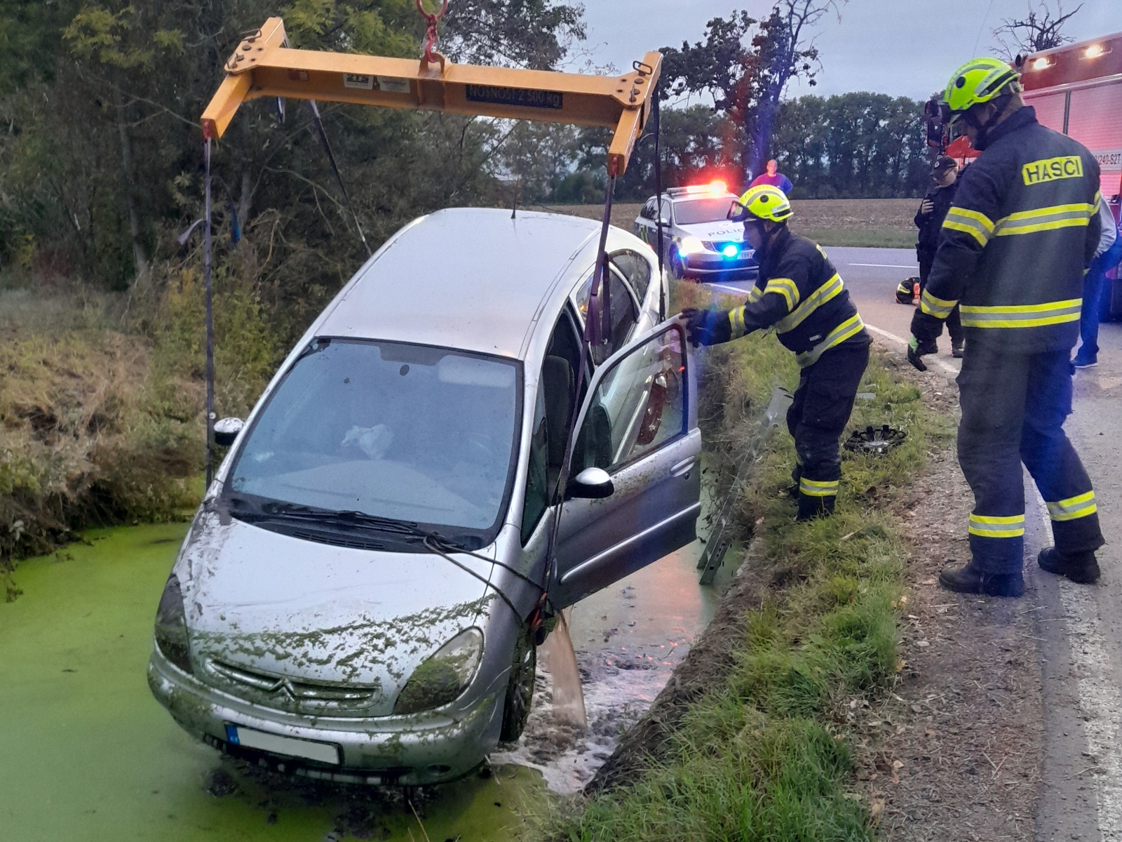 058-Auto ve Štítarském potoce-4.jpg