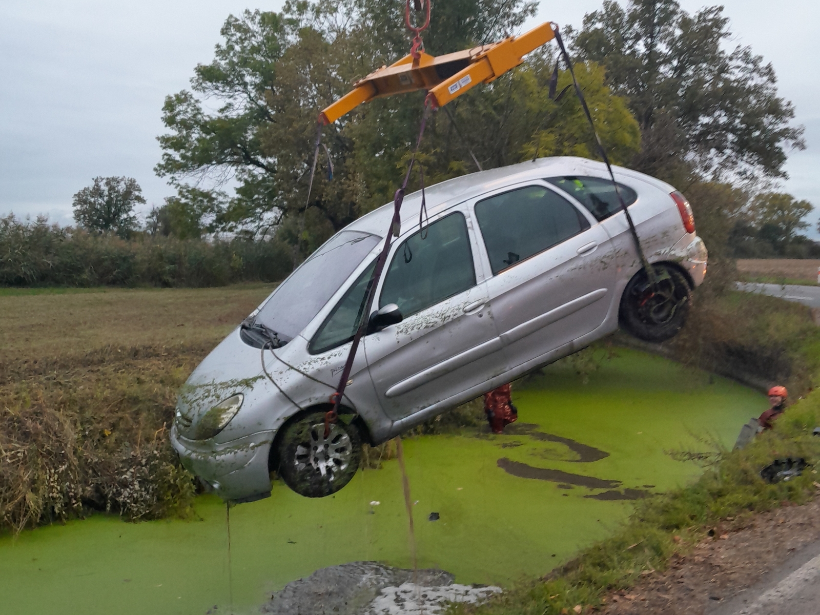 059-Auto ve Štítarském potoce-4.jpg