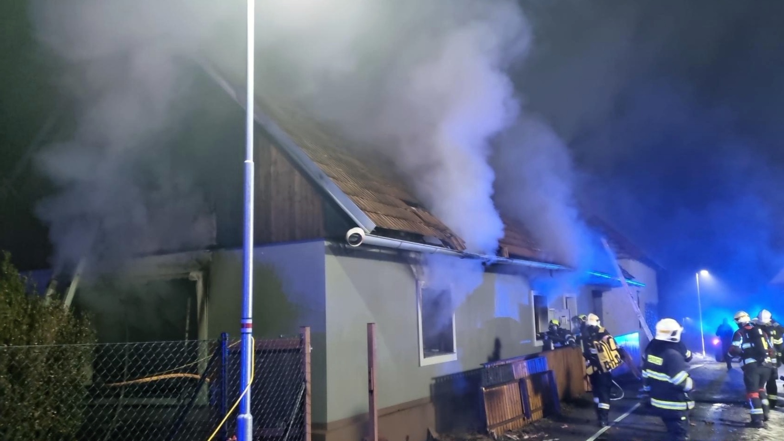060125-Požár rodinného domu v obci Chrustenice na Berounsku.jpg