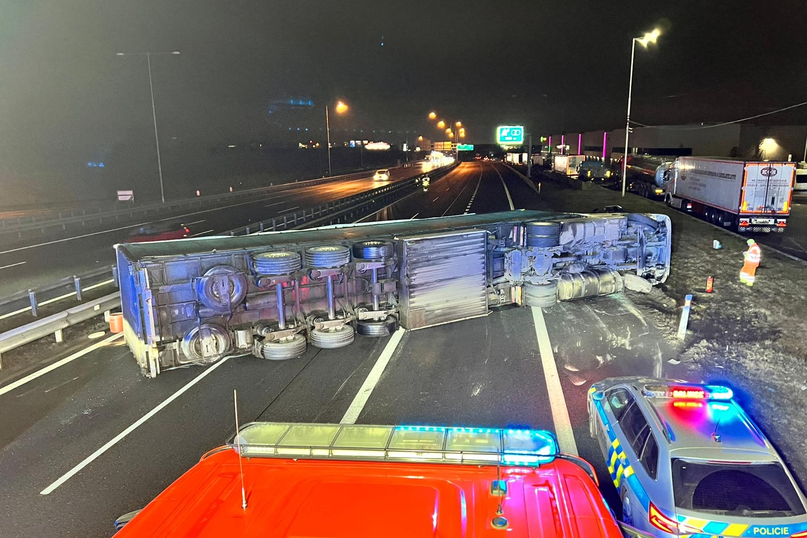 060226-Havárie kamionu před vjezdem do Prahy po brněnské dálnici D1 na 10. kilometru u Modletic.jpg