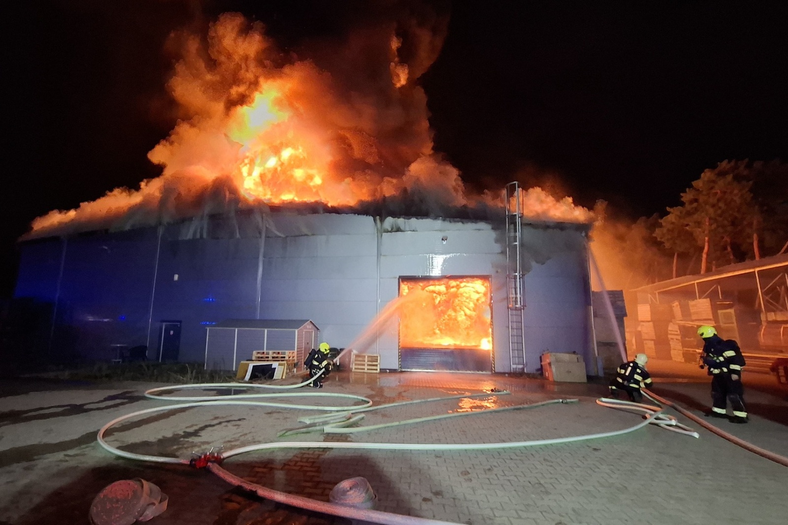 060325-Požár skladovací haly v obci Předměřice nad Jizerou na Mladoboleslavsku.jpg