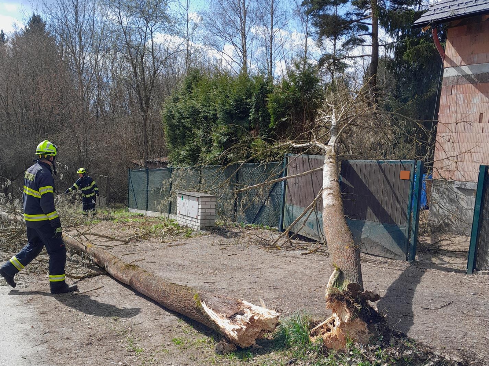 060426-Odstraňování spadlého stromu v obci Kamenice v okrese Praha-východ.jpg