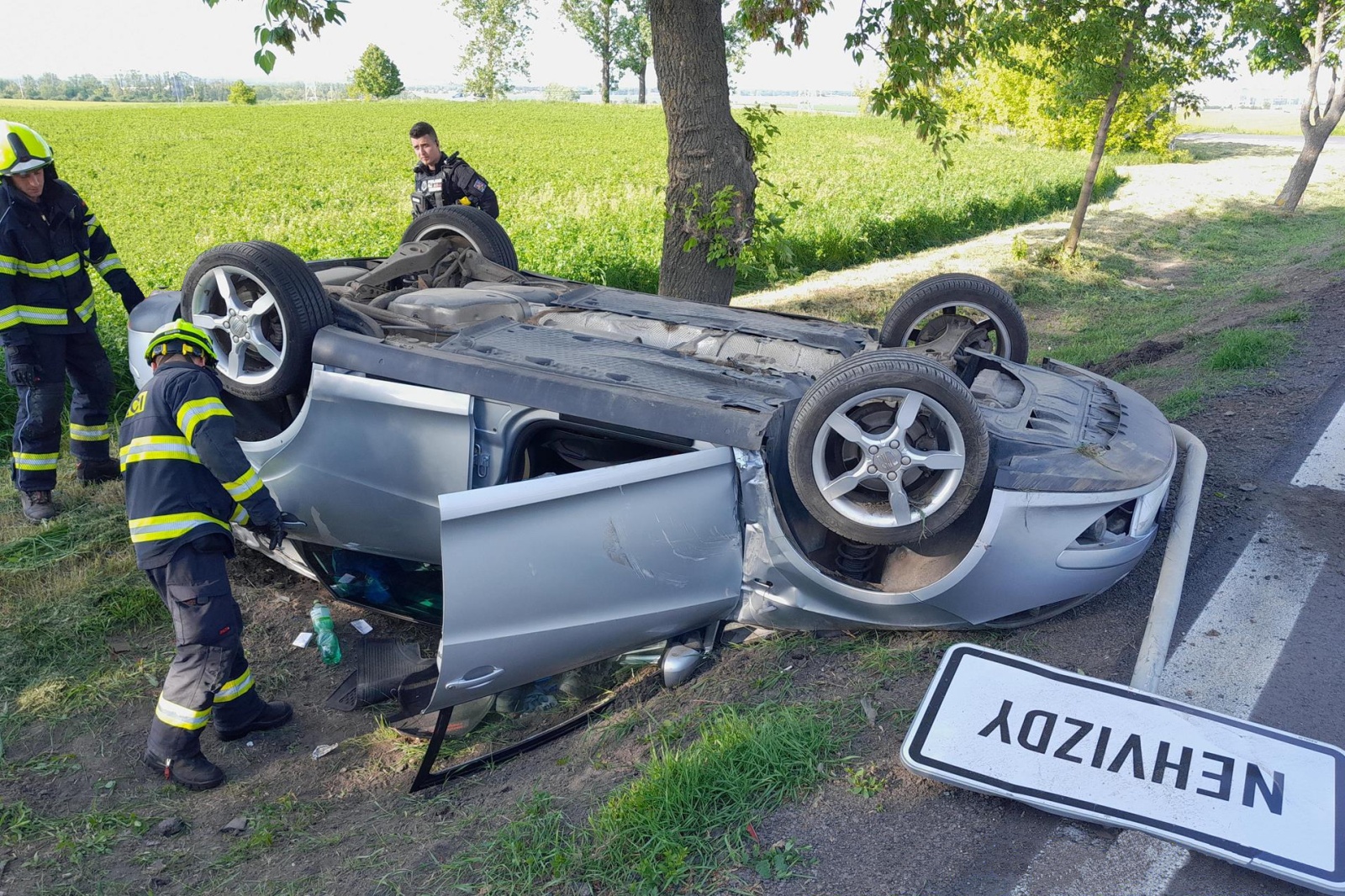 060525-Havárie osobního automobilu na okraji obce Nehvizdy v okrese Praha-východ.jpg