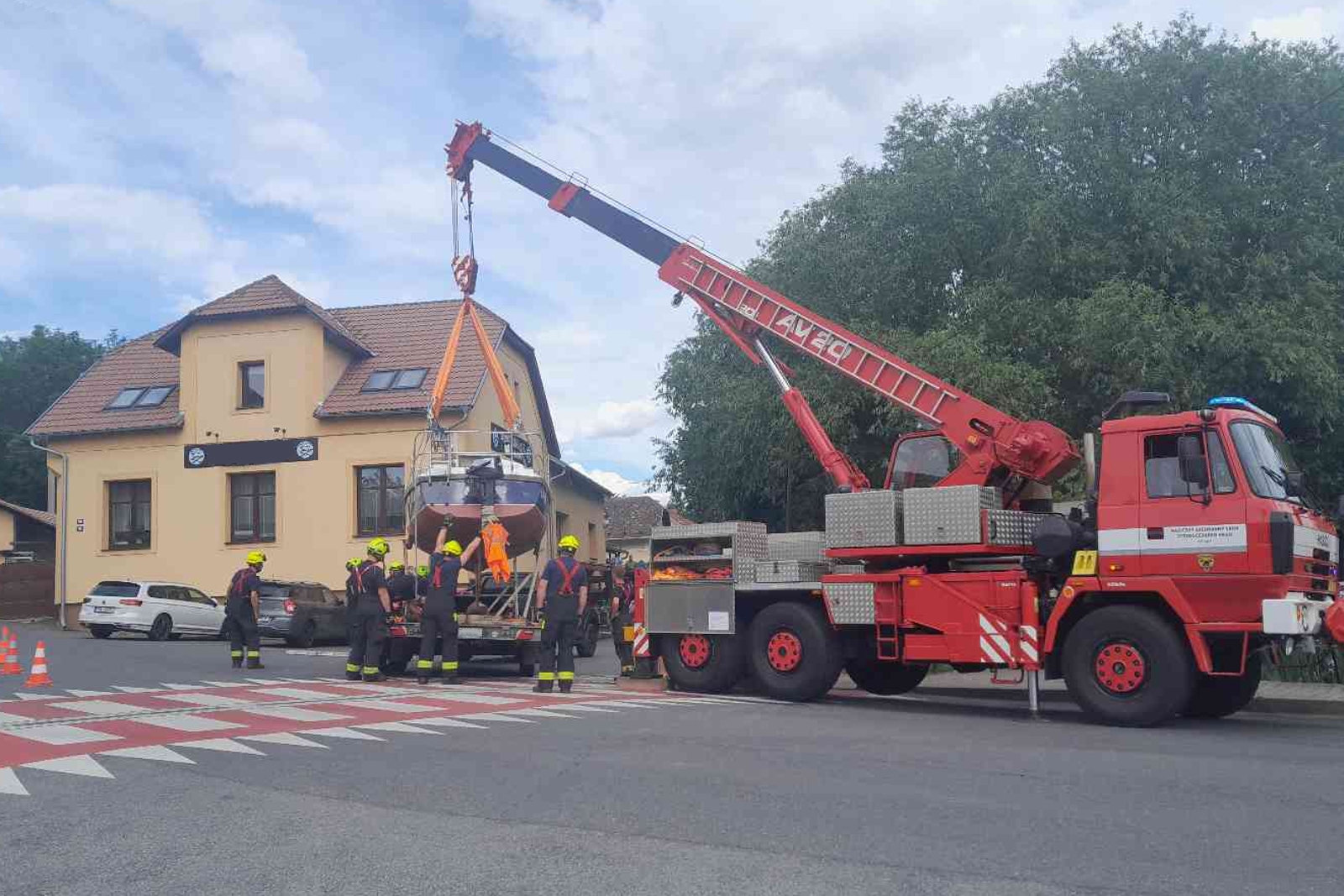 060626-Stabilizace uvolněné lodi na přívěsu při průjezdu Ohrobcem v okrese Praha-západ.jpg