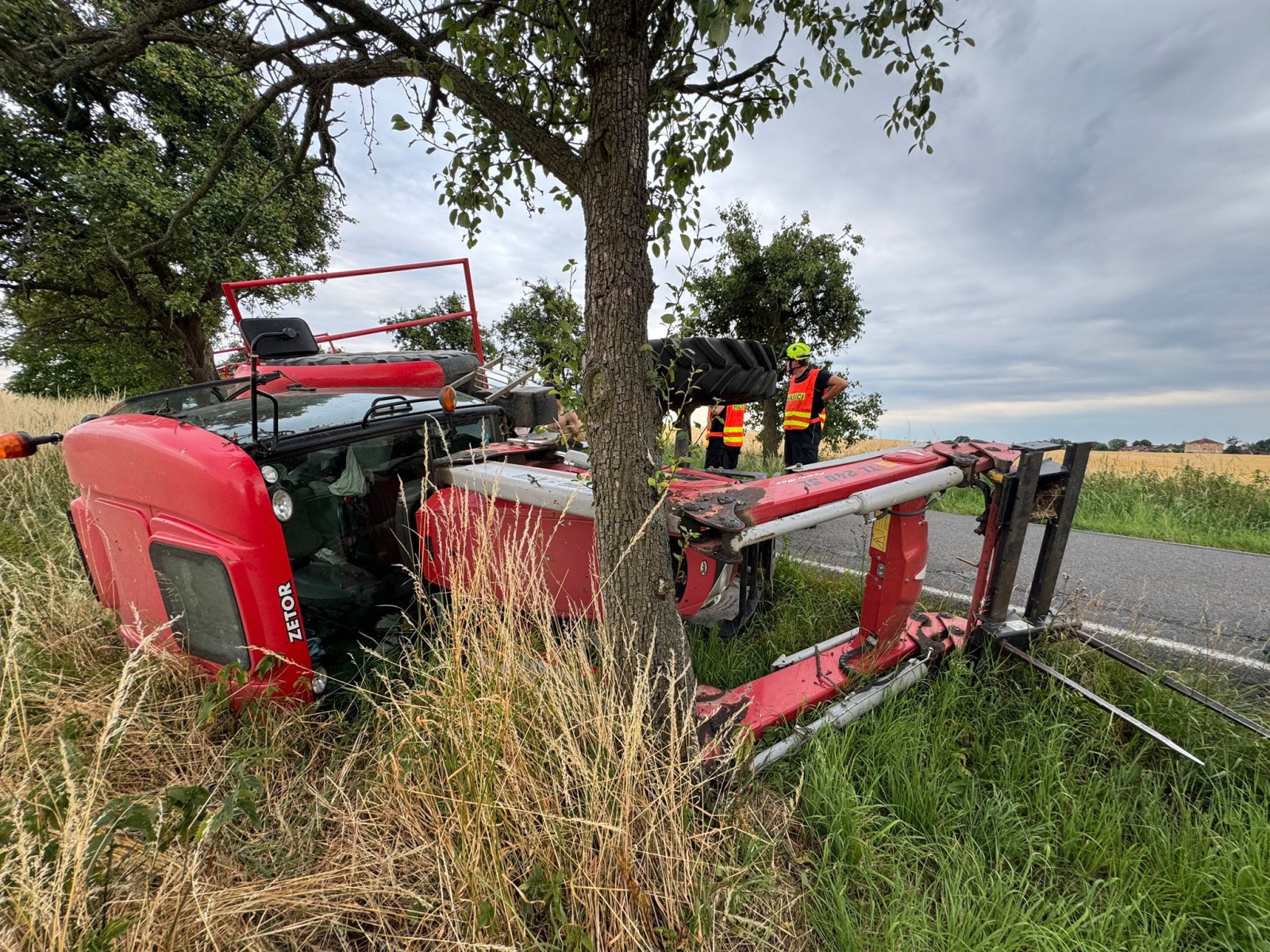 060725-Havárie traktoru s vlekem za obcí Sibřina ve směru do pražské části Koloděje.jpeg