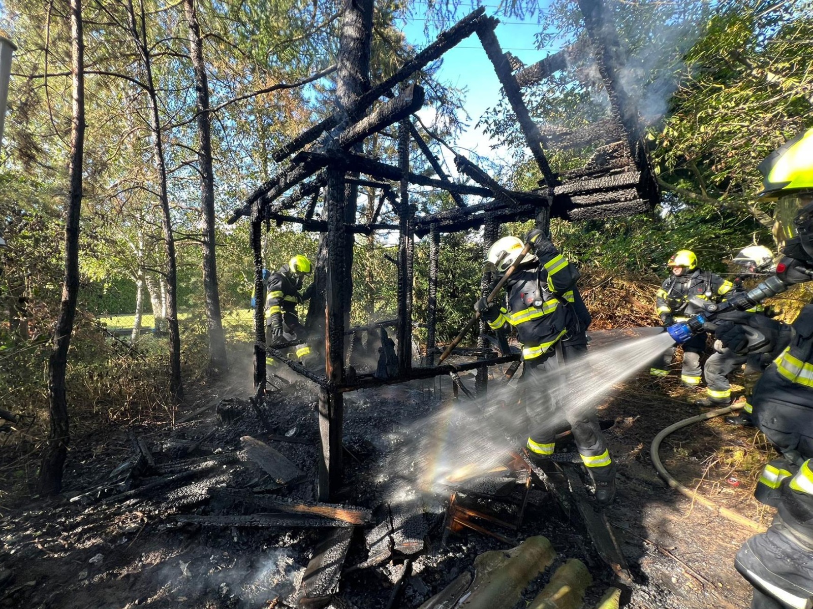 060825-Požár staré zahradní chatky v obci Mukařov v okrese Praha-východ.jpg
