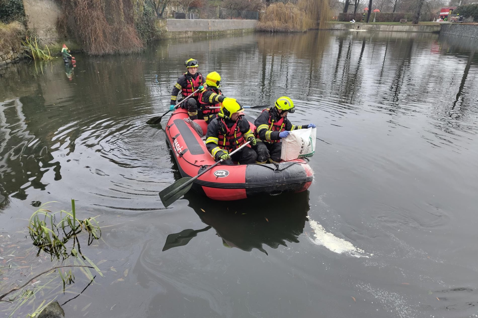 061225-Likvidace ropné skvrny z hladiny rybníka v obci Jenštejn v okrese Praha-východ.jpg