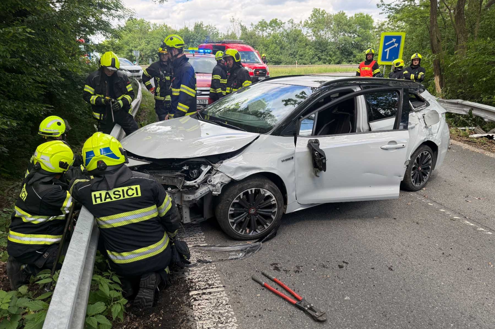 070626-Havárie osobního vozidla na výjezdu z dálnice D7 u Středokluk ve směru do Prahy.jpg