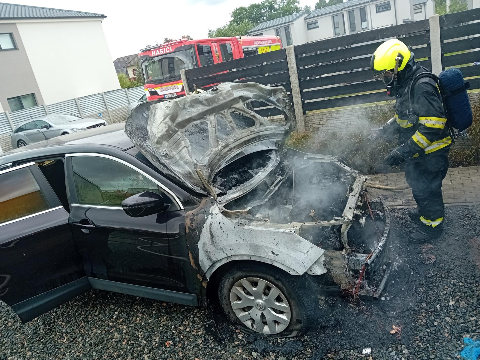 070725-Požár osobního automobilu v obci Mukařov v okrese Praha-východ.jpg