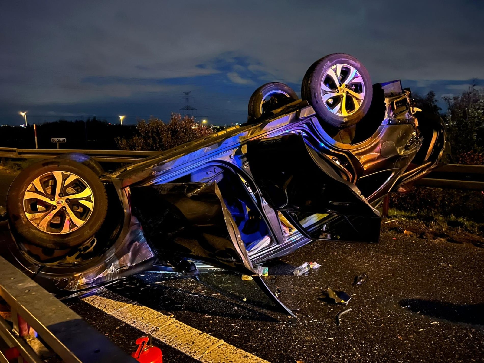 071025-Noční havárie osobního vozidla na Pražském okruhu u exitu Vestec v okrese Praha-západ.jpg