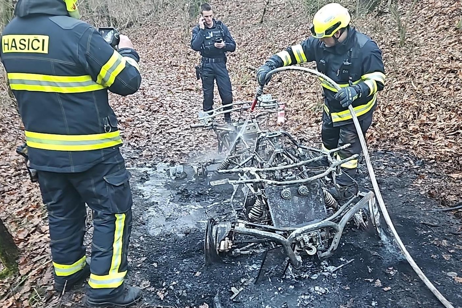 071225-Požár čtyřkolky v katastru obce Nučice v okrese Praha-západ.jpg