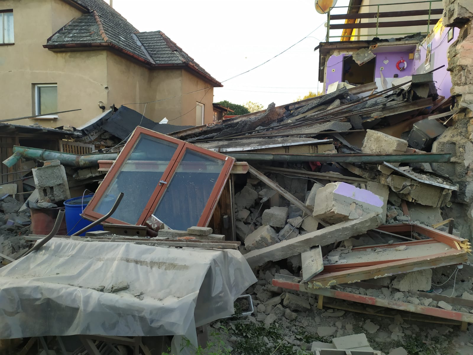 074 - destrukce části rodinného domu ve Žlebech září.jpg